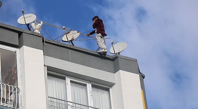 Sevgilisiyle tartışıp çatıya çıktı