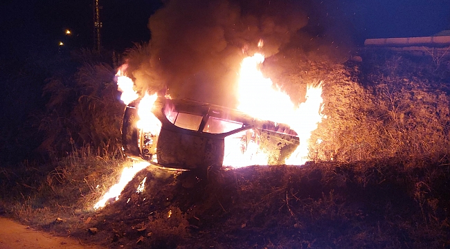 Silahlı saldırganın aracı alev alev yandı