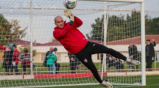 Sırasını bekliyor