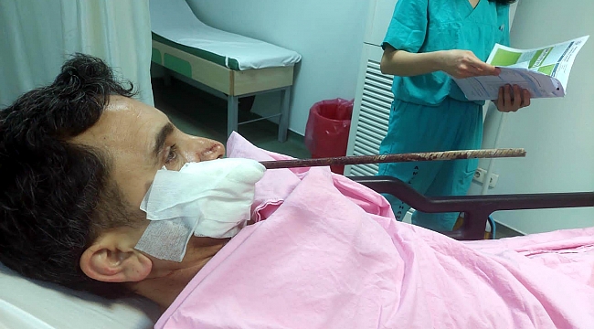 Yüzüne demir saplandı