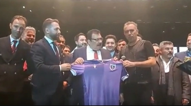 Haluk Levent'e mor forma