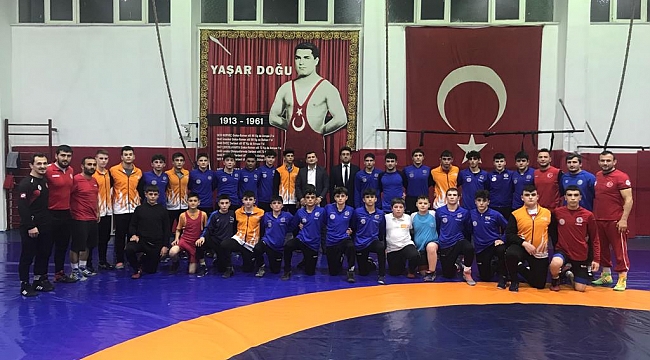 Kaymakam Atar  güreşçileri izledi