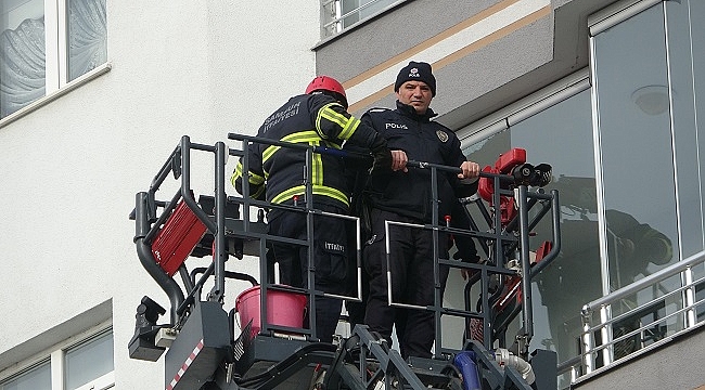 Kırılan balkon camları tehlike saçtı!