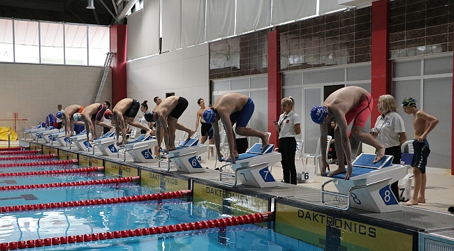 Kulaçlar madalyaya atılıyor