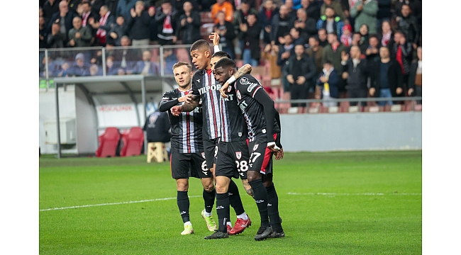 Laura maçın yıldızı