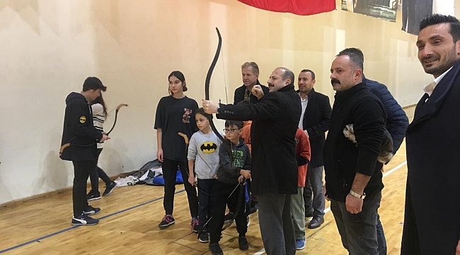 Öğrencilerle buluştu