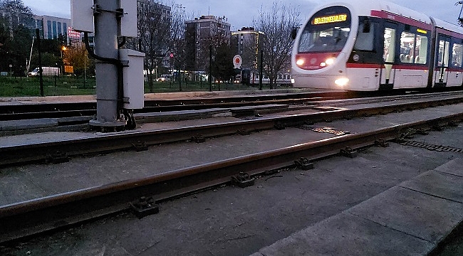 Tramvayın çarptığı genç öldü