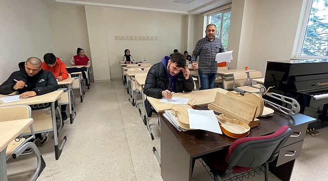 Üniversitede akademisyen  atölyede enstrüman ustası