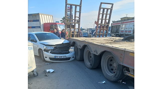 Yakakent'te tırla otomobil çarpıştı