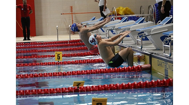 Kulaçlar madalyaya atılıyor