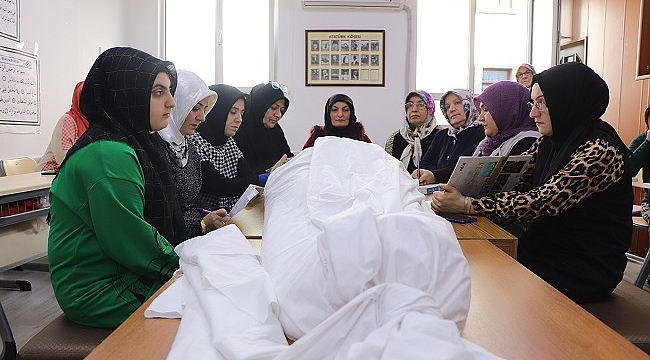 Kursta ölü yıkmayı öğreniyorlar