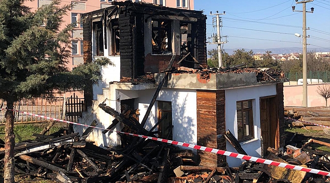 Nöbet kulübesi yandı