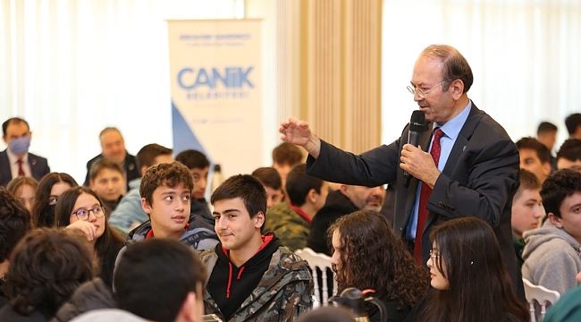 Öğrencilerle buluştu