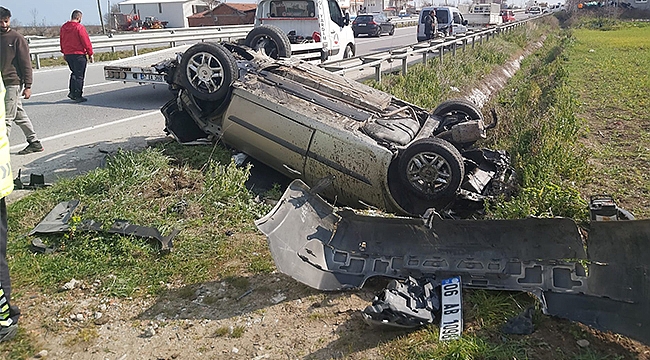 Lastiği patlayıp devrildi