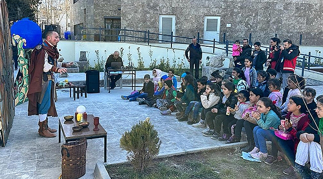 SAMDOB depremzede çocuklar için oynuyor