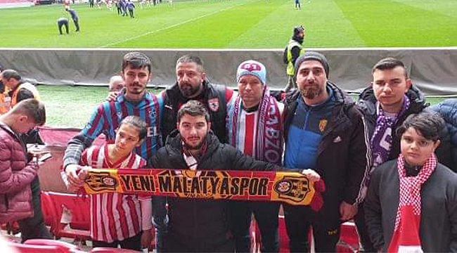 Tribünde mutlu eden tablo