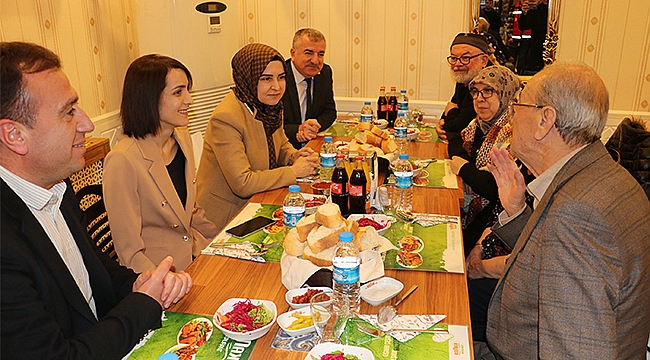 Vali Dağlı'nın eşi afetzedelerle buluştu
