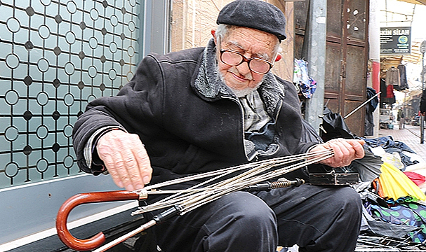 94 yaşındaki şemsiyeci dede