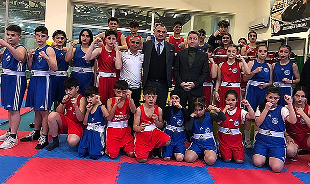 Akgül boksörlerle bir arada