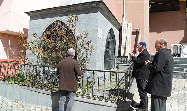 Akşemseddin'in babasının kabrine ziyaretçi akını
