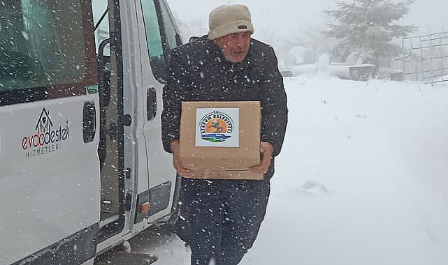 Atakum Belediyesi ekipleri kar altında Ramazan yardımlarını ulaştırıyor
