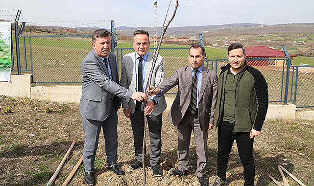 Depremde ölenler anısına fidan diktiler