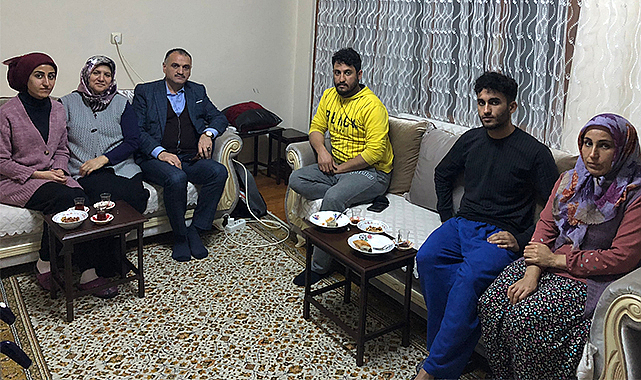 Depremzede aile ile iftar