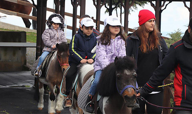 Depremzede çocuklara atlı terapi