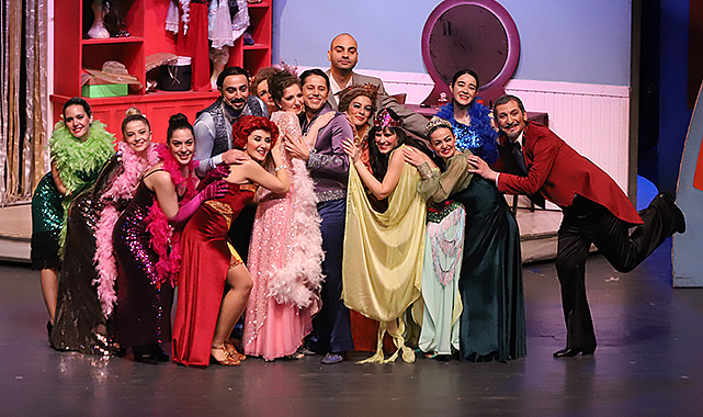 Depremzedeler için sahnelendi