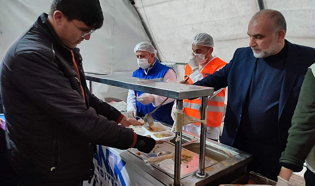 Depremzedelerle iftar yaptı, çocuklarla oyunlar oynadı