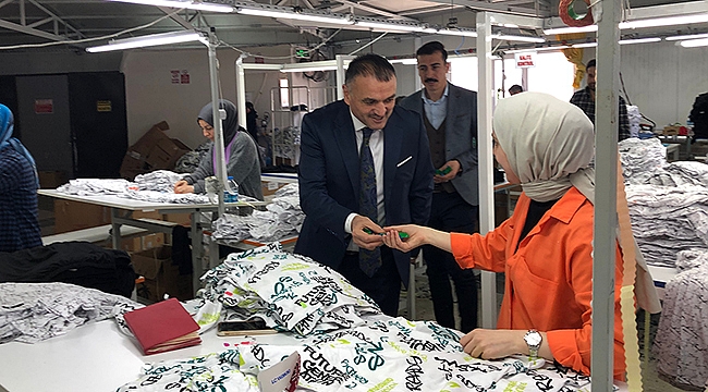 Emekçi kadınlara çiçek ve çikolata