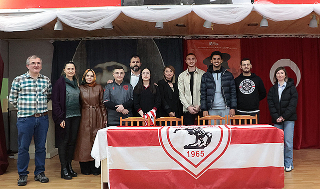 Futbolcular öğrencilerle buluştu