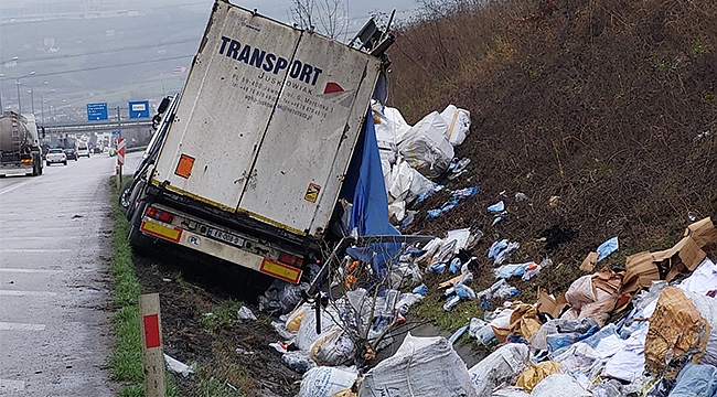 Giyim eşyası dolu tır kaza yaptı