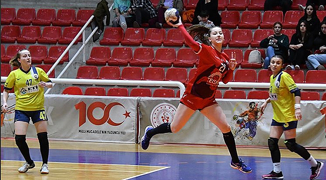 Hentbolcular evinde mağlup