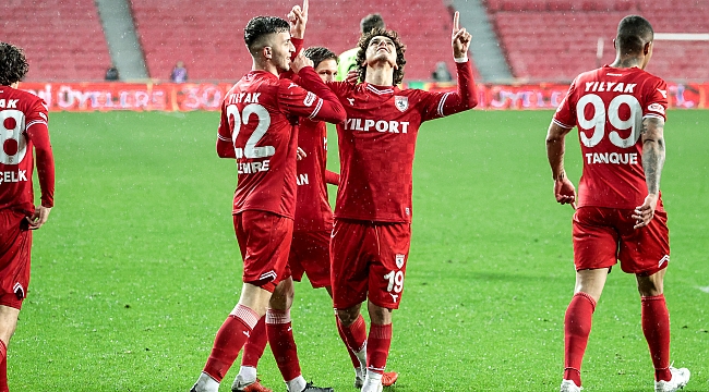 İlk maçında ilk golü