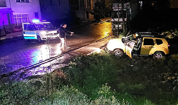 Kovalamacada 3 polis aracına çarpıp bahçeye uçtu