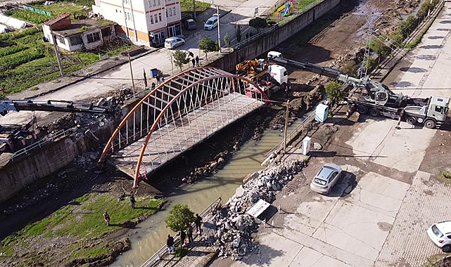 Samsun'da 22 metrelik köprü karadan yürütüldü