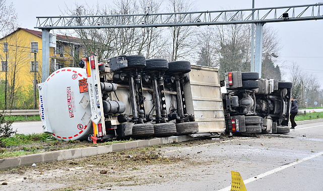 Samsun'da benzin yüklü tanker devrildi