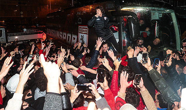 Samsunspor'a meşaleli karşılama