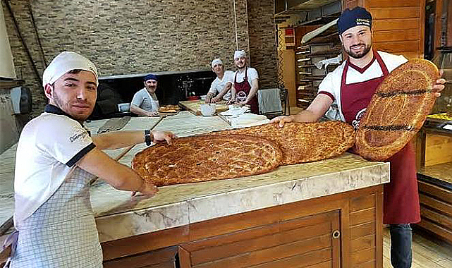 Tarihi tahinli ramazan pidesi sofraları süslüyor