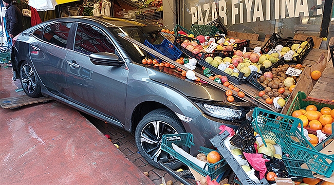 Zincirleme kazada araç markete daldı!