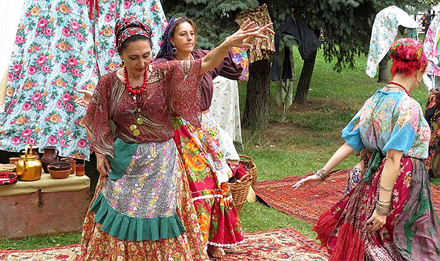 8 Nisan Dünya Romanlar Günü