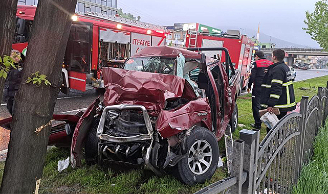 Ağaca çarpıp hurdaya dönen pikaptan sağ çıktılar