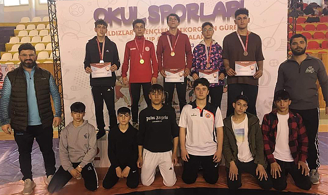 Alaçam'da lise öğrencilerinden güreşte başarı