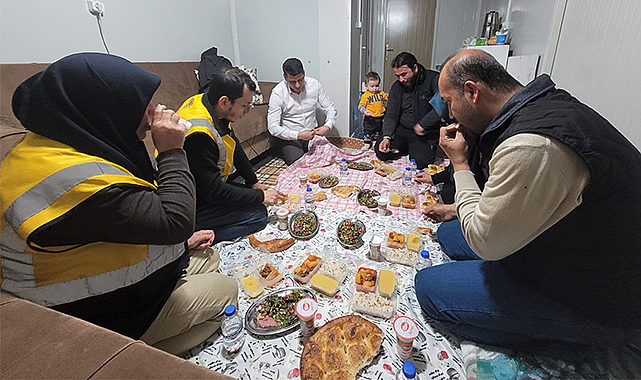 Büyükşehir ekipleri depremzede aileye misafir oldu