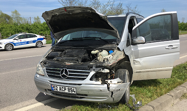 Çarşamba'da otomobille çarpışan minibüsün sürücüsü yaralandı