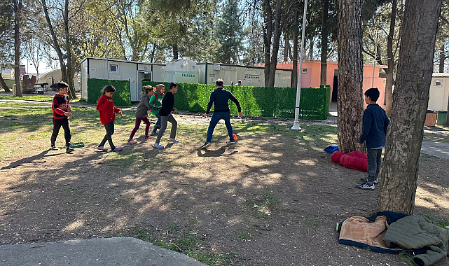 Depremzede çocuklarla maç yaptılar