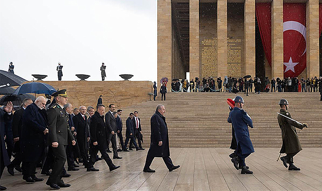 Devlet erkanı Ata'nın huzuruna çıktı