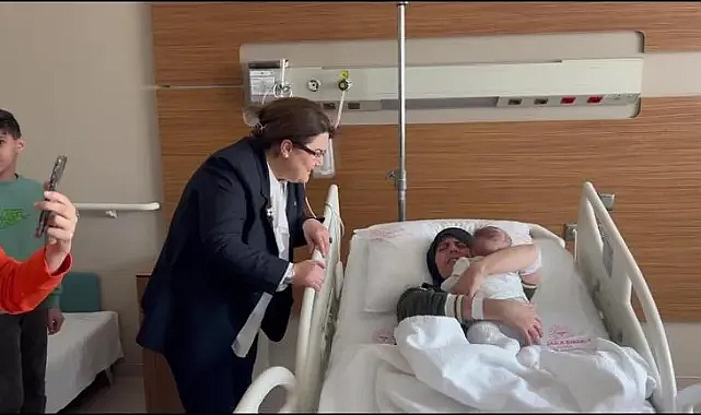 Enkaz altından 128 saat sonra çıkarılan "Gizem bebek" annesine kavuştu