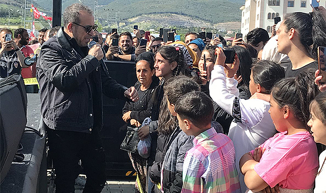 Haluk Levent Nurdağı’nda depremzedelere konser verdi
